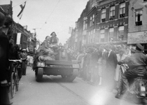 605520 Afbeelding van de intocht van de geallieerden in de Voorstraat te Utrecht, tijdens de bevrijding.